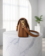 Loéna | dames handtas – met goudkleurige details