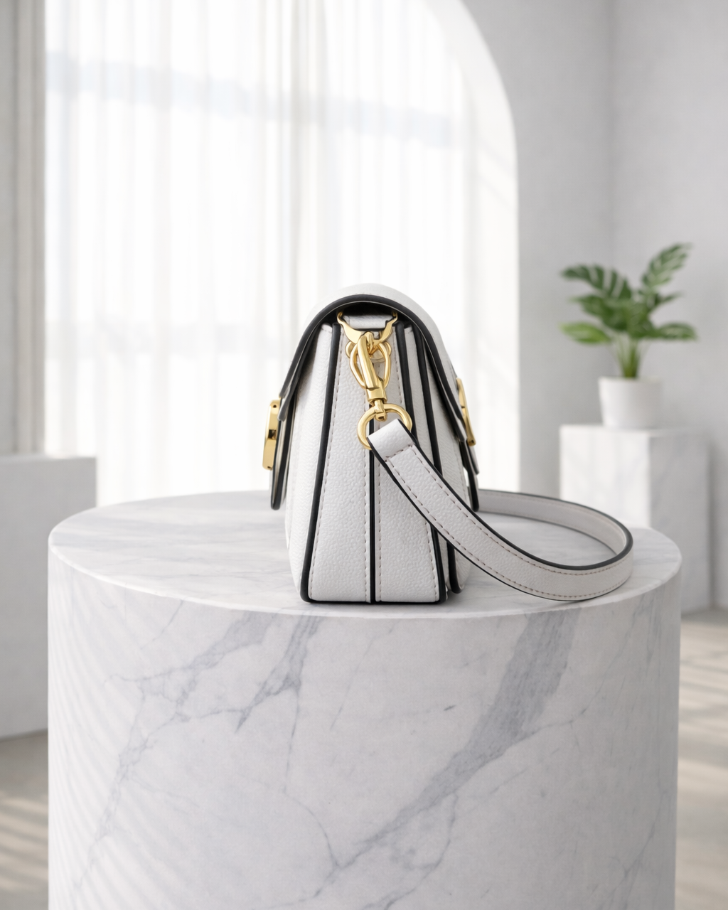 Loéna | dames handtas – met goudkleurige details